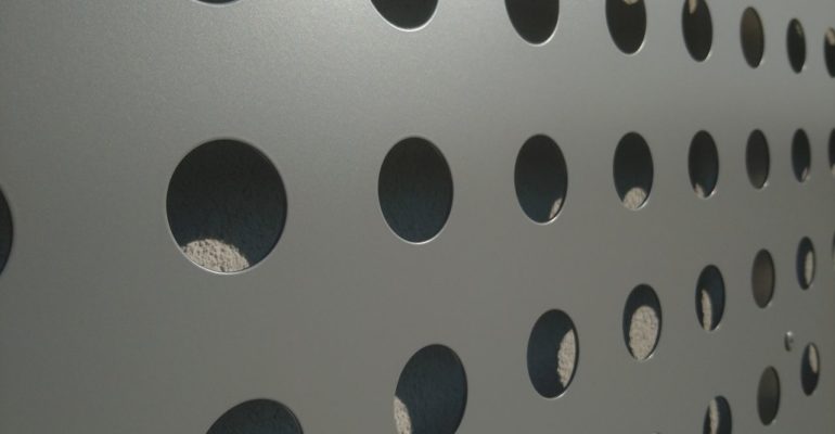 Blachy perforowane i siatki w architekturze i budownictwie